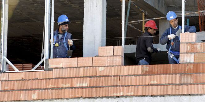 Tres obreros trabajan en la construcción de una vivienda. EFEArchivo