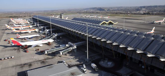 Varios aviones en las pistas de la T4 del Aeropuerto Adolfo Suárez Madrid-Barajas.