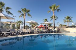 Una de las cuatro piscinas del Hotel Barceló Pueblo Ibiza.