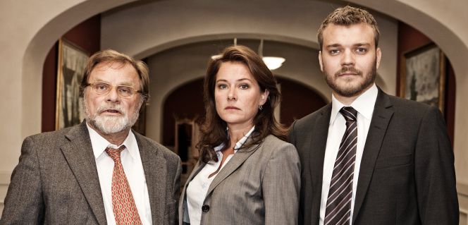 Sidse Babett Knudsen, en el centro de la imagen, interpreta a Birgitte Nyborg en Borgen.