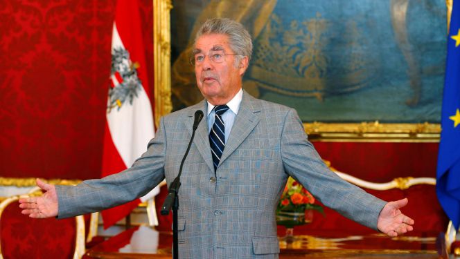 El presidente austríaco, Heinz Fischer se dirige a los medios de comunicación en Viena