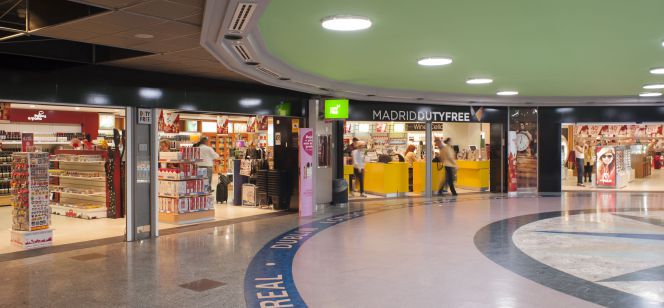 Varias tiendas en la zona comercial del aeropuerto de Bajaras (Madrid).