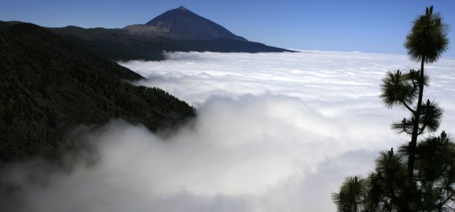 Volcán del Teide, en Tenerife, cubierto de nubes.