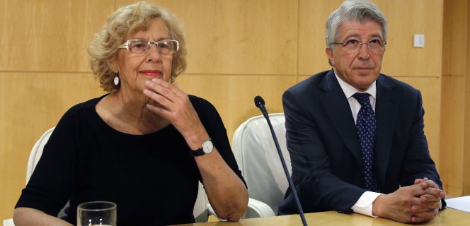 Manuela Carmena, alcaldesa de Madrid, y Enrique Cerezo, presidente del Atlético de Madrid, este viernes.