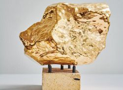 Meteorito bañado en oro del mexicano Bosco Sodi.