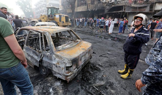 Decenas de personas transitan el área del centro de Bagdad afectada por el atentado con coche bomba reivindicado por el grupo terrorista Estado Islámico.