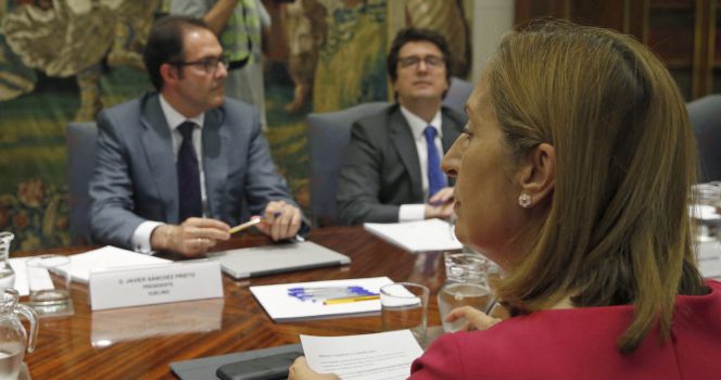 La ministra de Fomento, Ana Pastor durante su reunión con el presidente de Vueling, Javier Sanchez Prieto, y otros dirigentes de la aerolínea.