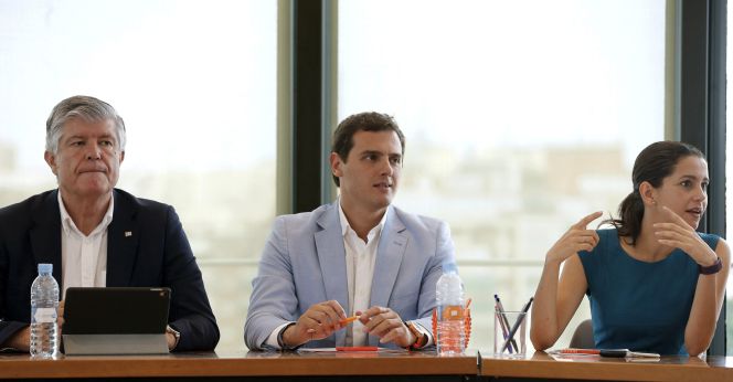 El presidente de Ciudadanos Albert Rivera, el secretario general, Matias Alonso, y la líder del partido en Cataluña, Inés Arrimadas, durante la reunión hoy en Madrid de la formación.