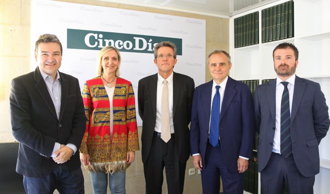 Germán Granda, director general de Forética; Carmen Casero, directora general del Trabajo Autónomo, de la Economía Social y de la Responsabilidad Social Empresarial del Ministerio de Empleo y Seguridad Social; Àngel Pes, presidente de la Red Española del Pacto Mundial; Francisco Polo, director de comunicación y responsabilidad social de Ferrovial, y José Antonio Jiménez, gerente de riesgos de Deloitte.
