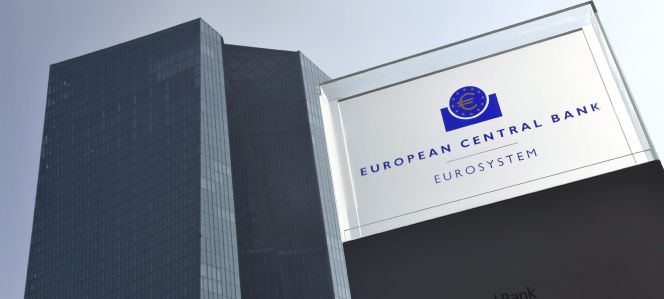 Vista del logotipo del Banco Central Europeo (BCE) en su sede de Fráncfort, Alemania