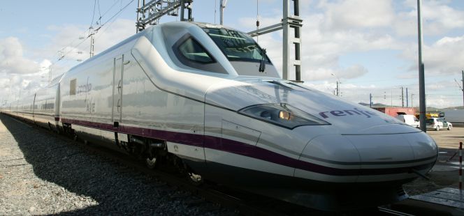 Tren y autobús se baten frente al coche compartido