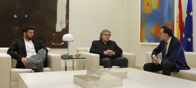 El presidente del Gobierno, Mariano Rajoy (d), conversa con los dirigentes de ERC Gabriel Rufián (i) y Joan Tardá (c).