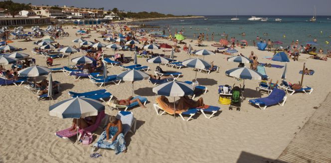 Turistas en la playa de Punta Prima, en el municipio menorquín de Sant Lluís. EFEArchivo