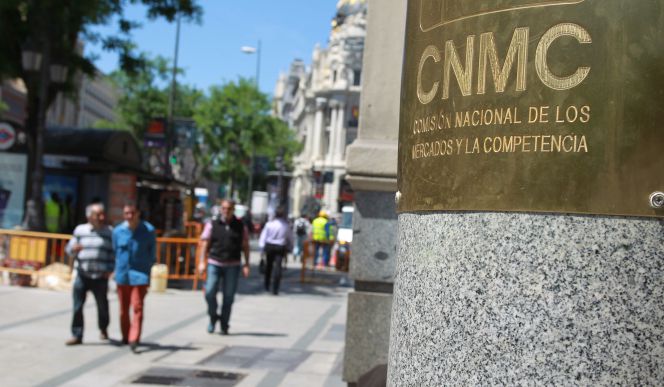 Placa de la CNMC en la entrada a su sede en Madrid.