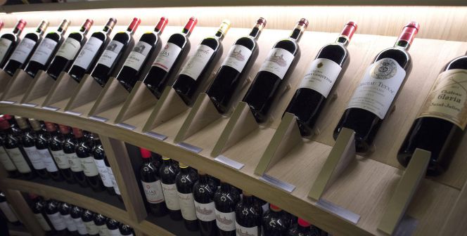 Vista de botellas de vino en venta.