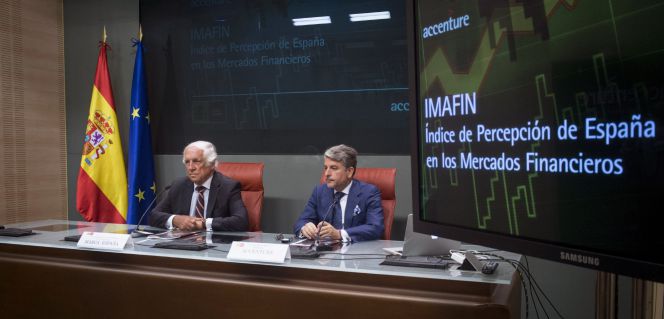 El alto comisionado para la Marca España, Carlos Espinosa de los Monteros, y el presidente de Accenture España, Juan Pedro Moreno, presentan el Índice de Percepción de España en los Mercados Financieros (IMAFIN), en un acto celebrado hoy en el Palacio de Viana, en Madrid.