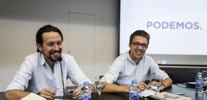 El líder de Podemos, Pablo Iglesias (i) y el director de campaña y secretario político, Íñigo Errejón (d), al inicio de la reunión del Consejo Ciudadano, máximo órgano de dirección del partido entre asambleas.