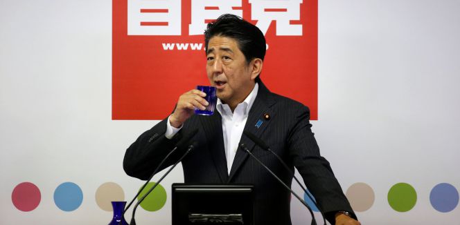 El primer ministro nipón y líder del Partido Demócrata Libera, Shinzo Abe, en la rueda de prensa tras vencer en las elecciones a la Cámara Alta.