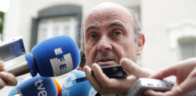 El ministro de Economía en funciones, Luis de Guindos, realiza declaraciones a los periodistas. EFEArchivo