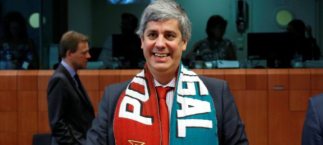 El ministro de finanzas portugués posa con una bufanda de Portugal hoy al inicio del Ecofin.