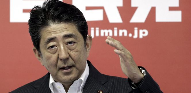 El primer ministro de Japón y líder del Partido Liberal Demócrata (PLD), Shinzo Abe, ofrece una rueda de prensa en la sede del Partido en Tokyo, Japón, hoy, 11 de julio de 2016.