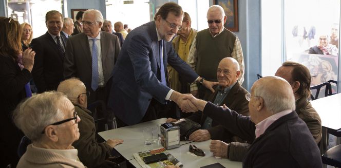 Imagen de archivo del presidente del Gobierno y del PP, Mariano Rajoy, saludando a un grupo de jubilados en un bar, acompañado por el presidente de Melilla, Juan José Imbrada, durante la visita que realizó a la Ciudad Autónoma durante la campaña electoral del 20D.