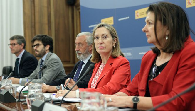 La ministra de Fomento, Ana Pastor, entre el secretario de Estado de Infraestructuras, Julio Gómez-Pomar, y la secretaria general de Transportes, Carmen Librero, durante la reunión con representantes de aerolíneas celebrada esta tarde.