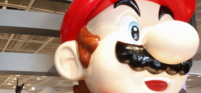 Stand promocional de Nintendo con la figura de uno de sus personajes más conocidos, Mario Bros.