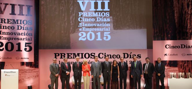 Foto de familia de los galardonados en los premios Cinco Días 2015.