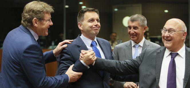 El ministro belga de Finanzas, Johan Van Overtveldt (izquierda), y sus homólogos de Eslovaquia, Peter Kazimir, segundo por la izquierda; y de Francia, Michel Sapin (derecha), bromean al inicio de la reunión del Ecofin celebrada en Bruselas, Bélgica.