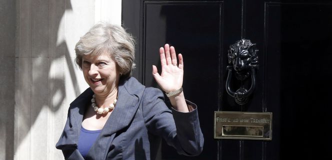 La secretaria de Interior y futura primera ministra, Theresa May, sale ayer del número 10 de Downing Street.