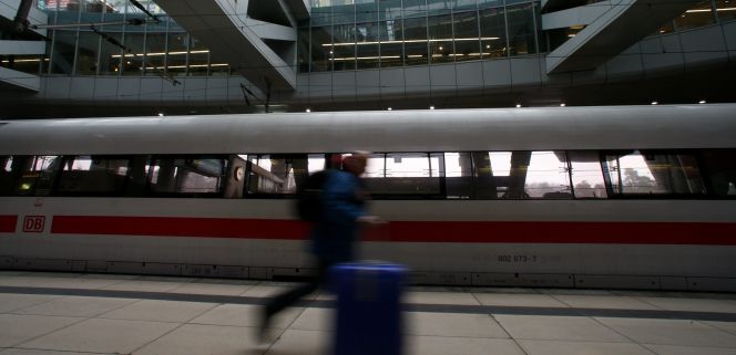 Un tren operado por Deutsche Bahn, en la estación de ferrocarril del aeropuerto de Fráncfort.