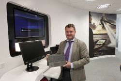 El director de Lenovo en España con algunos productos de la compañía.