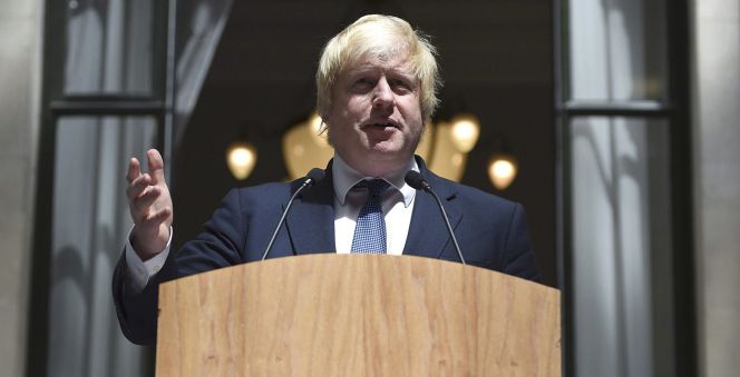 El Ministro de Exteriores británico Boris Johnson se dirige al personal dentro del ministerio.