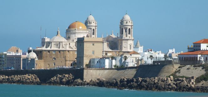 Vista de la catedral de Cádiz desde la bahía de la ciudad.