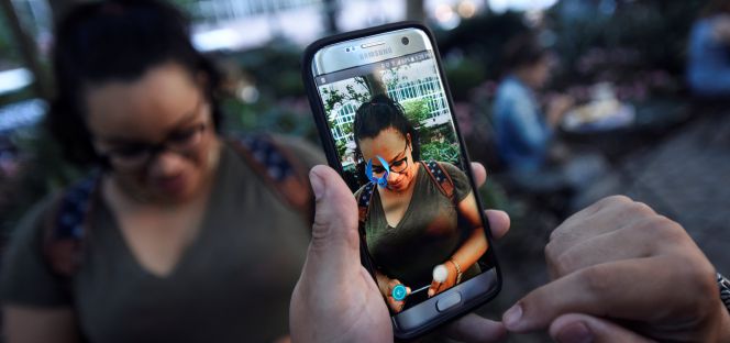 Un jugador de Pokémon Go enfoca a otra usuaria, sobre la que se aparece uno de los animales que dan vida al juego.