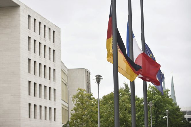 Las banderas alemana, francesa y de la Unión Europea ondean a media asta en el patio del Ministerio de Asuntos Exteriores en Berlín (Alemania)