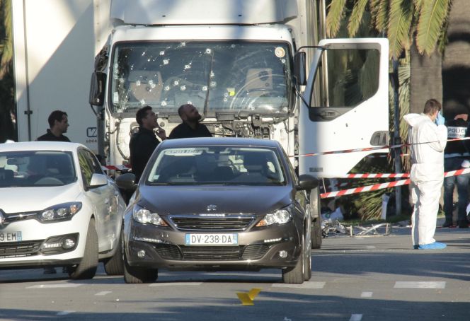 La policía investiga en el camión