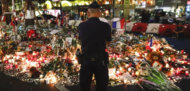 Un policía ante las ofrendas en memoria a las víctimas del ataque de Niza.