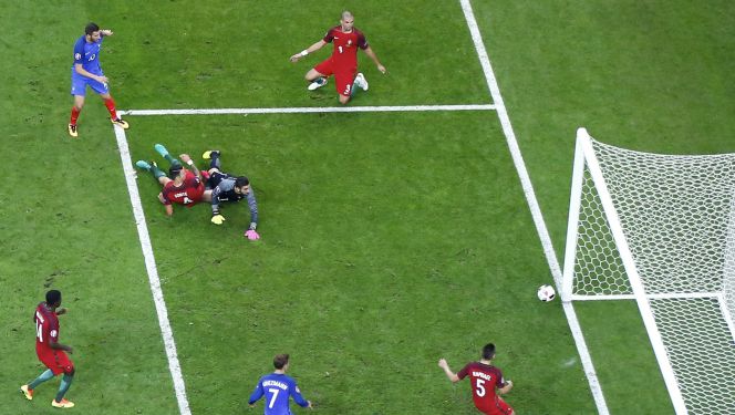 Una jugada de la final de la Eurocopa 2016.