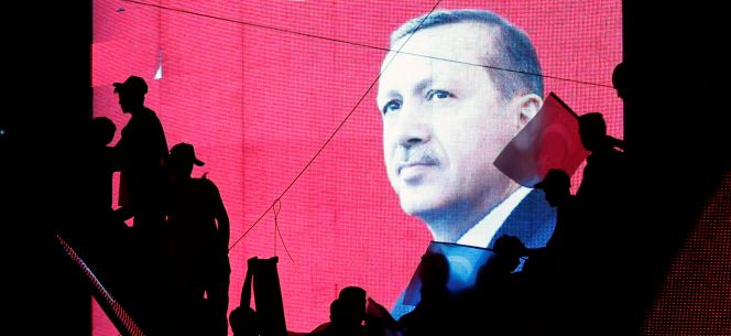 Manifestantes en Turquía frente a una imagen del presidente Tayyip Erdogan.