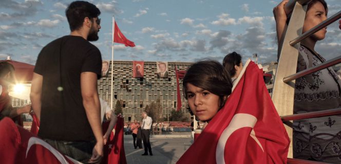 Una niña sostiene una bandera en Estambul.