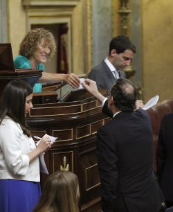 Mariano Rajoy entrega su voto para la elección, en segunda votación, de la Presidencia de la Cámara Baja