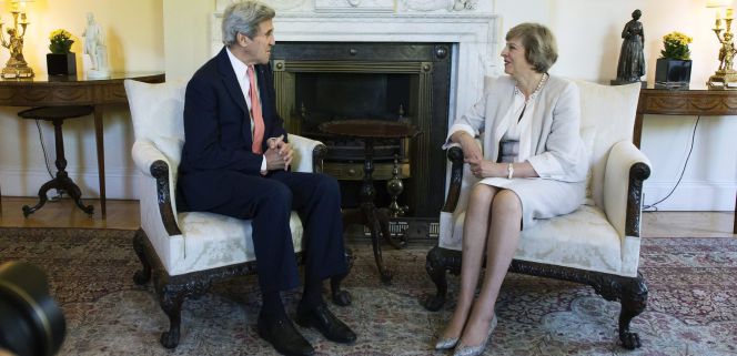 La nueva primera ministra británica, Theresa May (d), y el secretario de Estado de EEUU, John Kerry, conversan durante su reunión en Downing Street en Londres, hoy, 19 de julio de 2016.