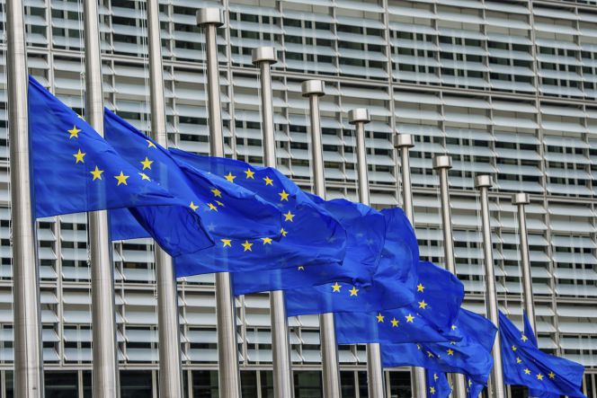 Varias banderas de la Unión Europea ondean delante del edificio de la Comisión Europea