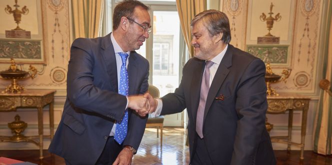 Andrés Romero, director general de Santalucía, y Jorge Magalhães Correia, presidente de Fidelidade, tras la firma del acuerdo.