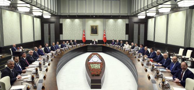 Fotografía facilitada por la oficina de prensa de la Presidencia turca, que muestra al presidente de Turquía, Recep Tayyip Erdogan, durante una reunión con su gabinete de en Ankara.