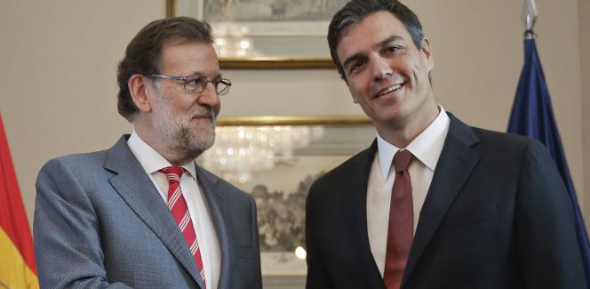 El presidente del Gobierno en funciones, Mariano Rajoy (i), y el secretario general del PSOE, Pedro Sánchez (d), durante la reunión que mantuvieron recientemente en el Congreso, en el marco de la ronda de contactos con vistas a intentar la investidura.