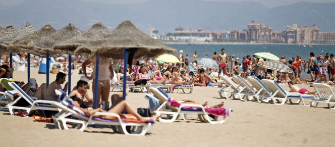 Numerosos valencianos y turistas disfrutan del sol, en las playas de La Malvarrosa y Las Arenas de Valencia.