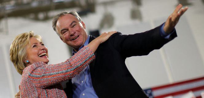 Hillary Clinton junto a Tim Kaine durante un acto de campaña en Virginia.